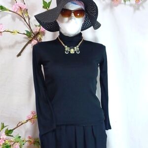 UNINUKOO WOMENS TOP SIZE M IN A BEAUTIFUL BLACK turtle neck